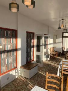 Η βιβλιοθήκη του ξενοδοχείου
