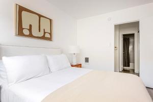 Ένα ή περισσότερα κρεβάτια σε δωμάτιο στο Blueground Sherman Oaks pool nr Van Nuys Park LAX-1412