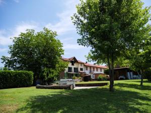 Κήπος έξω από το Large country house among the hazelnuts - Unesco