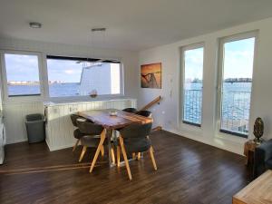 Μια τηλεόραση ή/και κέντρο ψυχαγωγίας στο Schwimmendes Ferienhaus Swimming Lounge