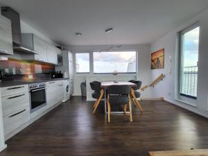 Η κουζίνα ή μικρή κουζίνα στο Schwimmendes Ferienhaus Swimming Lounge +26 φωτογραφίες