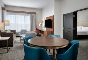 Μια τηλεόραση ή/και κέντρο ψυχαγωγίας στο Holiday Inn Meridian East I 59 / I 20