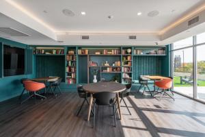 a library with tables and chairs and bookshelves at Blueground Newtonville rooftop nr Newton Centre BOS-1233 in Newton