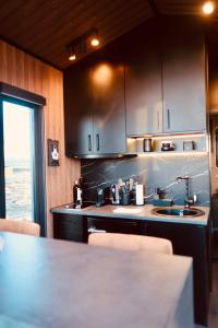 Eldhús eða eldhúskrókur á Tiny Glass lodge Experience The Nature