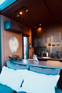 Eldhús eða eldhúskrókur á Tiny Glass lodge Experience The Nature