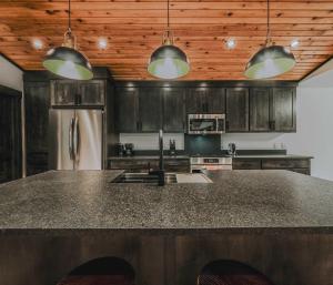 Køkken eller tekøkken på Sunrise Lookout on Carpenter Lake