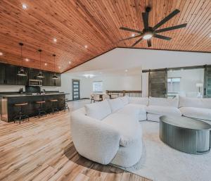 Køkken eller tekøkken på Sunrise Lookout on Carpenter Lake