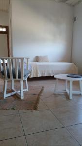 sala de estar con sofá, mesa y banco en Argentano temporario lujan, en Luján