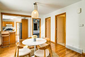 Η κουζίνα ή μικρή κουζίνα στο Pet-Friendly Home 2 Mi to Downtown Des Moines!