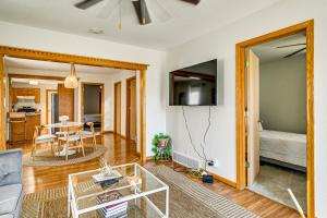 Μια τηλεόραση ή/και κέντρο ψυχαγωγίας στο Pet-Friendly Home 2 Mi to Downtown Des Moines!