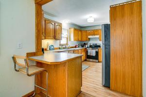 Η κουζίνα ή μικρή κουζίνα στο Pet-Friendly Home 2 Mi to Downtown Des Moines! +20 φωτογραφίες