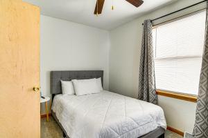 Ένα ή περισσότερα κρεβάτια σε δωμάτιο στο Pet-Friendly Home 2 Mi to Downtown Des Moines!