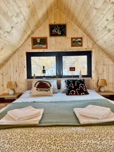ein Schlafzimmer mit einem großen Bett in einer Hütte in der Unterkunft Domek pod Gubałówką LAS i WODA in Zakopane