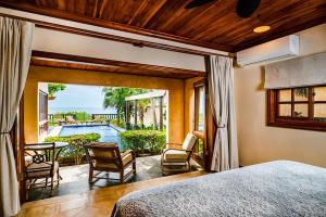 Χώρος καθιστικού στο Exclusive Beachfront Villa Private Pool, Koi, BBQ