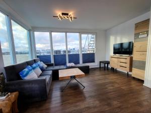 Μια τηλεόραση ή/και κέντρο ψυχαγωγίας στο Schwimmendes Ferienhaus Swimming Lounge