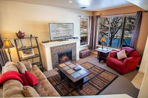 Χώρος καθιστικού στο 2BD Sweetwater Condo - Community Park, Pool + Hot Tub