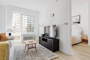 TV a/nebo společenská místnost v ubytování Blueground Downtown Brooklyn rooftop nr Brooklyn Bridge NYC-2125