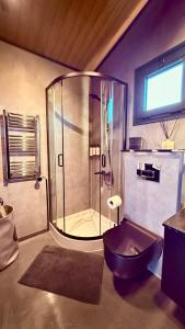 Baðherbergi á Tiny Glass lodge Experience The Nature