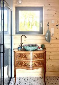 a bathroom with a bowl sink on a wooden cabinet at Nastawka Cottage Creativity and Regeneration in Raciechowice +18 photos