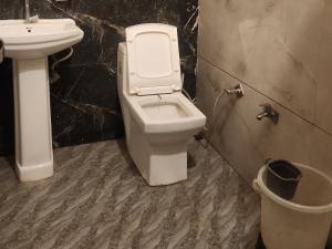 ein Badezimmer mit Toilette und Waschbecken in der Unterkunft Panipat Town House - Top Rated Property of Panipat in Pānīpat