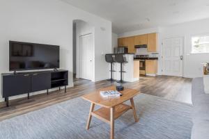 Η κουζίνα ή μικρή κουζίνα στο Blueground Santa Clara pool nr Central Park SFO-2088