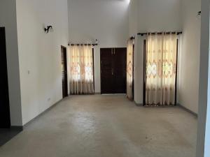 Una habitación vacía con puertas y cortinas en un edificio. en Dissanayaka house, en Tangalle