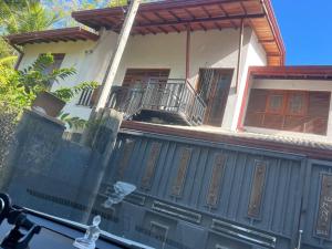 una casa con una ventana de cristal delante de ella en Dissanayaka house, en Tangalle