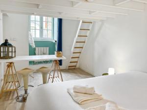 een kamer met een bed, een bureau en een ladder bij Duplex - Place du Parlement de Bretagne - Hyper Centre de Rennes in Rennes
