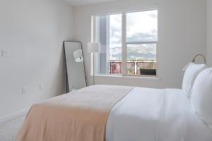 Giường trong phòng chung tại Blueground Milpitas pool nr Great Mall SFO-2071