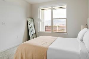 Un pat sau paturi într-o cameră la Blueground Milpitas pool nr Great Mall SFO-2072