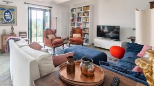 Μια τηλεόραση ή/και κέντρο ψυχαγωγίας στο Large country house among the hazelnuts - Unesco