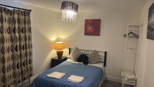 Ένα ή περισσότερα κρεβάτια σε δωμάτιο στο GloxHome House