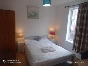 Ένα ή περισσότερα κρεβάτια σε δωμάτιο στο GloxHome House +13 φωτογραφίες