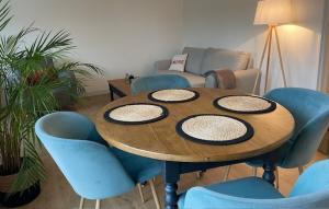 Posezení v ubytování Les Trinitaires + 11 fotografií