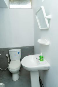 Ένα μπάνιο στο Rest Ahangama