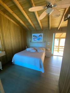 カラブルンにあるFOR You35のベッドと天井扇風機のある寝室