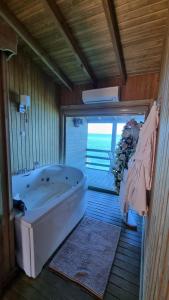 カラブルンにあるFOR You35の海の景色を望む客室で、バスタブが備わります。