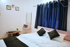 ein Schlafzimmer mit einem Bett mit einem blauen Vorhang in der Unterkunft Krishnayan Homestay in Ranchi + 1 Foto