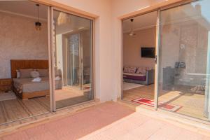 TV a/nebo společenská místnost v ubytování Jasmine Nest - Ochre Nests - Pool & Farm