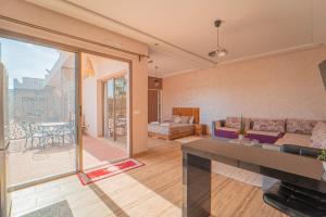 Posezení v ubytování Jasmine Nest - Ochre Nests - Pool & Farm