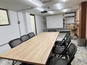 Casa de lujo en Cali con Piscina Privada y BBQ في كالي: غرفة اجتماعات بها طاولة وكراسي خشبية +35 صورة