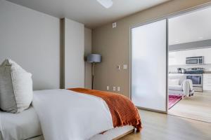 Un dormitorio con una cama blanca y una puerta corrediza de vidrio. en Blueground Overlake fitness center nr Park SEA-897, en Highlands