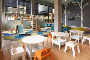 una zona de juegos infantiles con mesas y sillas en Blueground Overlake fitness center nr Park SEA-897, en Highlands 40 fotos más