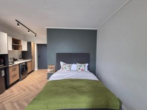 Postel nebo postele na pokoji v ubytování Trendy Studio Apartment in On Park