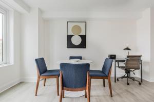 Et opholdsområde på Blueground Kips Bay pool nr East River NYC-2169