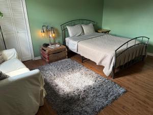 En eller flere senge i et værelse på 2 Bedroom 2 Bath Fun Vibes NO PET FEES