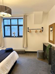 Ένα ή περισσότερα κρεβάτια σε δωμάτιο στο The Kedleston King Size Beds