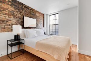 En eller flere senge i et værelse på Blueground Downtown Brooklyn rooftop nr Brooklyn Bridge NYC-1977