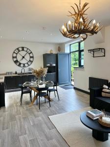 Η κουζίνα ή μικρή κουζίνα στο The Kedleston King Size Beds