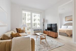 TV a/nebo společenská místnost v ubytování Blueground Boerum Hill rooftop nr Brooklyn Bridge NYC-2184